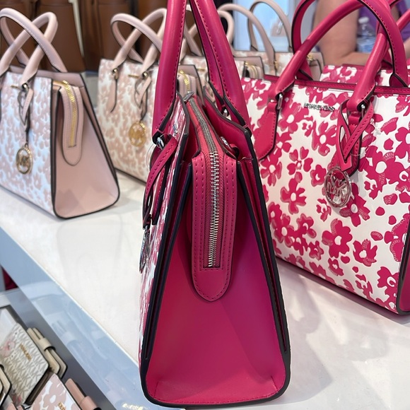 Michael Kors Sheila Medium Sequined Floral Print CZ Satchel
Dragofruit
NWT - Picture 3 of 16